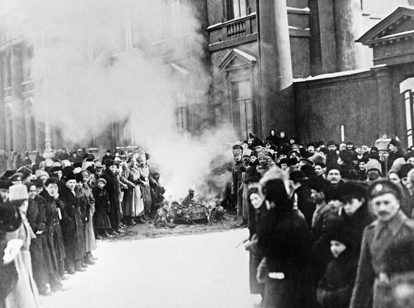 Сожжение государственных символов у Аничкова дворца во время Февральской революции. Петроград, 1917 год Сожжение государственных символов у Аничкова дворца во время Февральской революции. Петроград, 1917 год