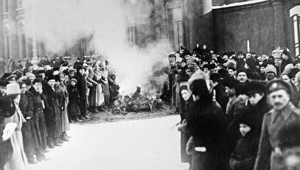 Сожжение государственных символов у Аничкова дворца во время Февральской революции. Петроград, 1917 год