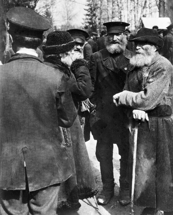 Жители деревни обсуждают известие о февральской революции. 1917 год