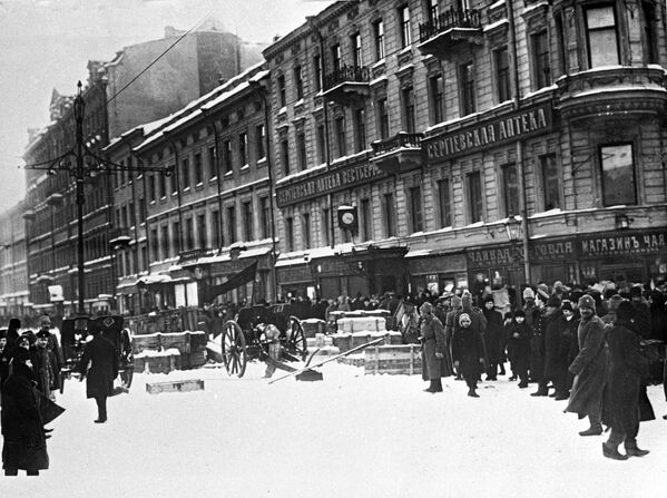 Баррикады на Литейном проспекте в Петрограде. Февраль 1917 года