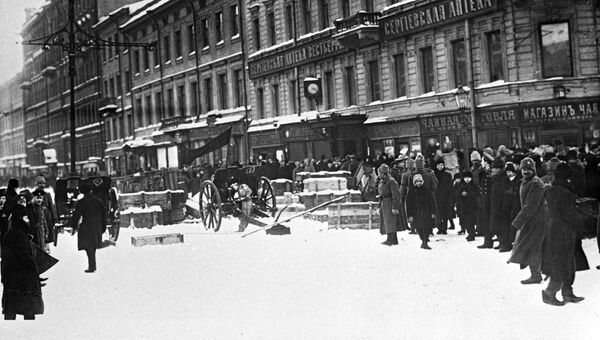 Баррикады на Литейном проспекте в Петрограде. Февраль 1917 года