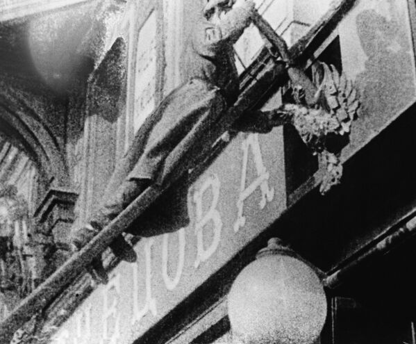 Солдат срывает эмблему царизма. Петроград, февраль 1917 год