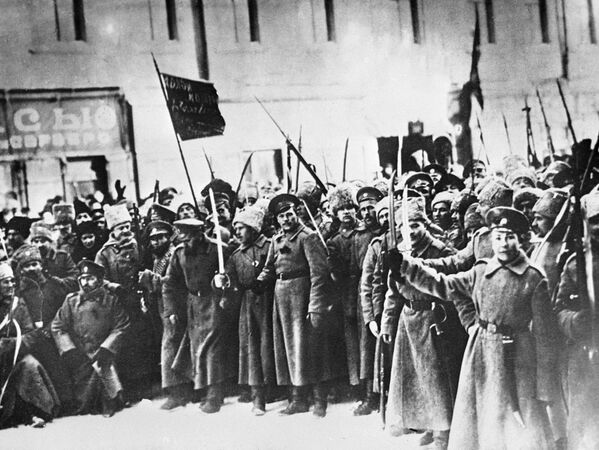 Участники Февральской буржуазно-демократической революции на улицах Петрограда. 1917 год