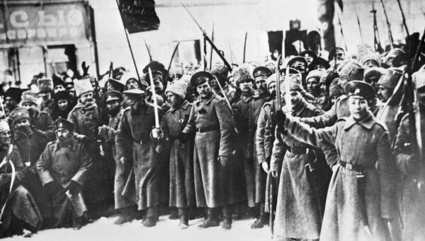 Участники Февральской буржуазно-демократической революции на улицах Петрограда. 1917 год