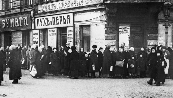 Жители Петрограда стоят в очереди у продовольственного магазина во время февральской буржуазно-демократической революции. 1917 год