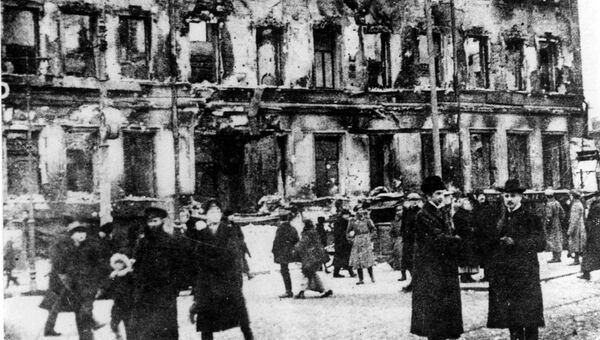 Жители Петрограда во время февральской революции 1917 года. Архивное фото