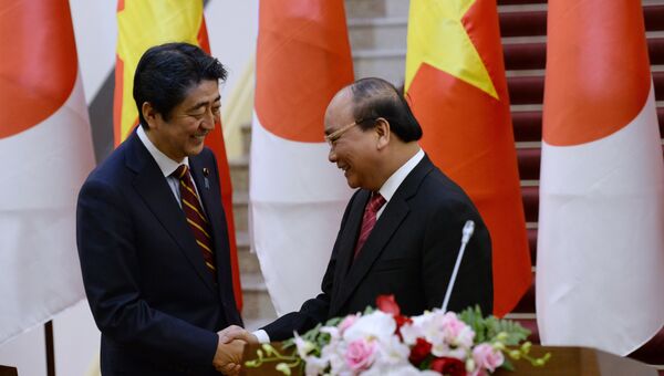 Японский премьер-министр Синдзо Абэ в ходе его встречи с коллегой из Вьетнама Нгуен Суан Фуком. 16 января 2017