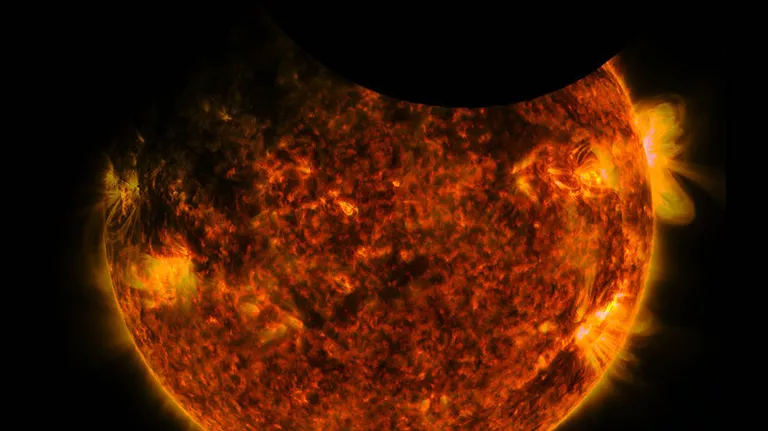 Обсерватория SDO зафиксировала двойное затмение Обсерватория SDO зафиксировала двойное затмение