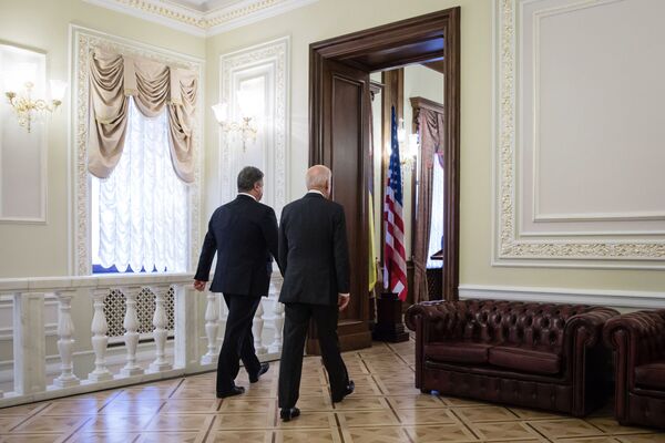 Президент Украины Петр Порошенко и вице-президент США Джо Байден перед началом пресс-конференции в Киеве. 16 января 2017 года Президент Украины Петр Порошенко и вице-президент США Джо Байден перед началом пресс-конференции в Киеве. 16 января 2017 года