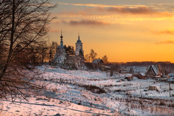 Храм зимой на закате. Боровск Храм зимой на закате. Боровск