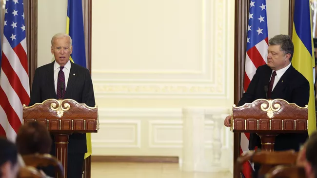 Президент Украины Петр Порошенко и вице-президент США Джо Байден. Архивное фото