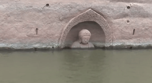 В Китае из-под воды появилась древняя статуя Будды