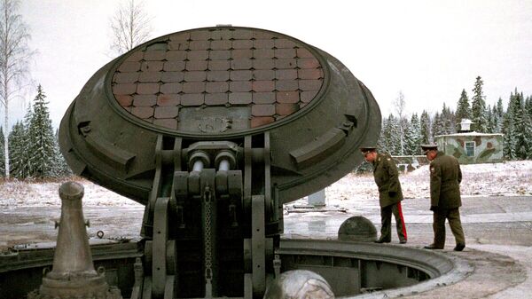 Военные осматривают шахту ракеты Тополь-М. Архивное фото