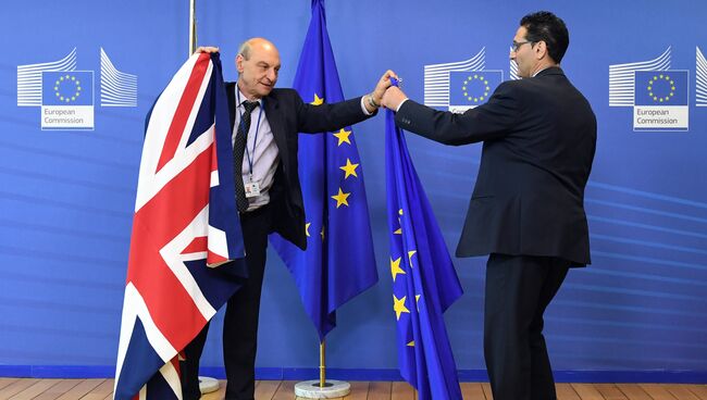 Флаги Евросоюза и Великобритании в штаб-квартире ЕС в Брюсселе. Архивное фото