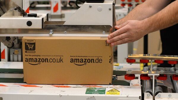 Упаковка товаров на складе компании Amazon в Великобритании. Архивное фото