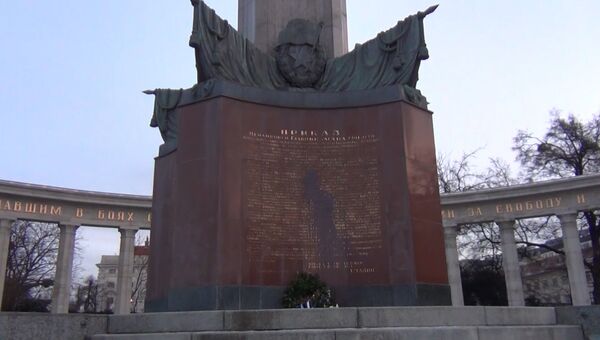 Красная краска на бронзе памятника – в Вене осквернили мемориал советским воинам