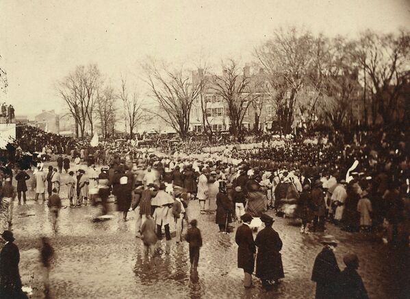 Толпа ждет инаугурации президента Авраама Линкольна, округ Колумбия, США, 1865
