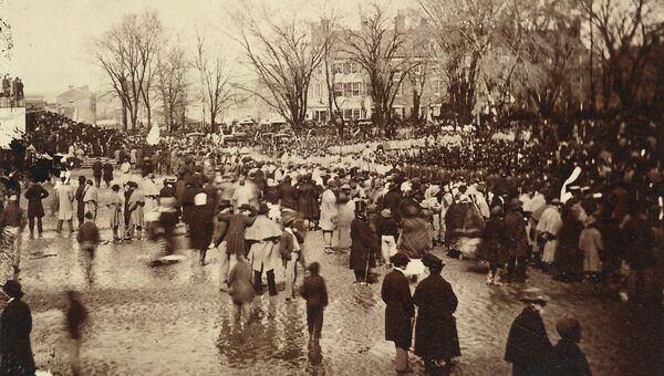 Толпа ждет инаугурации президента Авраама Линкольна, округ Колумбия, США, 1865