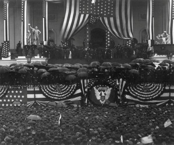 Бенджамин Харрисон принимает присягу, чтобы стать преемником президента Гровера Кливленда, округ Колумбия, США, 1889