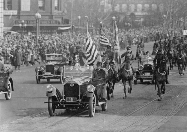 Президент Калвин Кулидж едет в машине во время своего инаугурационного парада в Вашингтоне, округ Колумбия, США, 1925