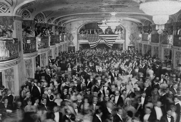 Инаугурационной бал президента Герберта Гувера в отеле Mayflower в Вашингтоне, округ Колумбия, США, 1929