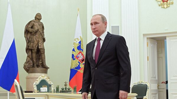 Президент РФ Владимир Путин перед началом встречи в Кремле с президентом Молдовы Игорем Додоном. 17 января 2016