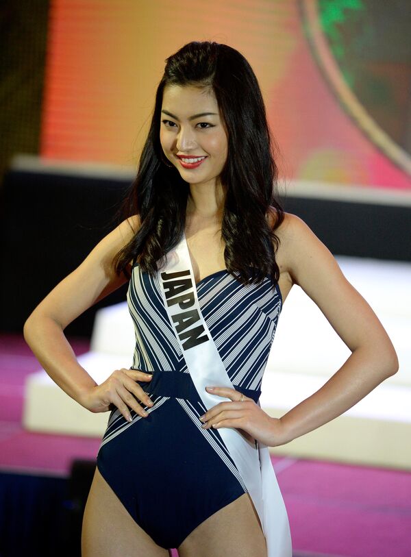 Мисс Япония во время дефиле в купальниках перед Мисс Вселенная, Филиппины