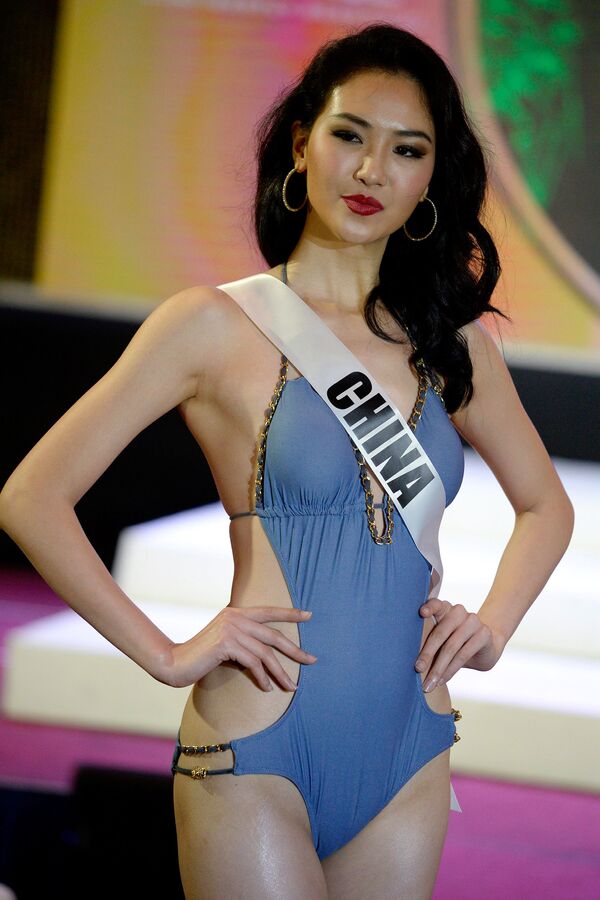 Мисс Китай во время дефиле в купальниках перед Мисс Вселенная, Филиппины