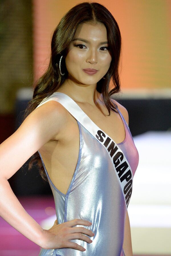 Мисс Сингапур во время дефиле в купальниках перед Мисс Вселенная, Филиппины