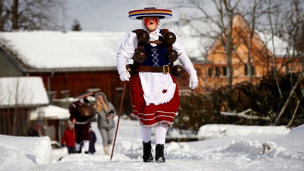 Участник зимнего фестиваля Сильвестрклаузен в кантоне Аппенцелль-Ауссерроден, Щвейцария