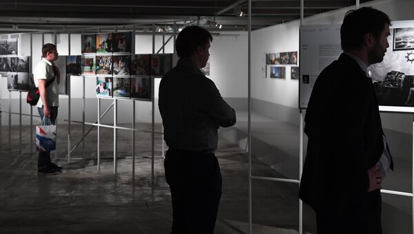 Посетители на выставке победителей и призеров Международного конкурса фотожурналистики имени Андрея Стенина в Москве. Архивное фото