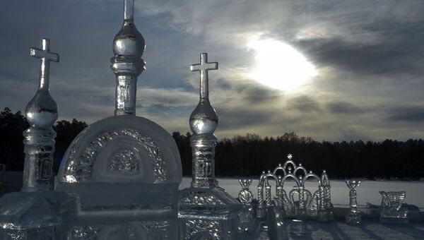 Ледяной городок на льду Раифского озера в окрестностях Раифского Богородицкого монастыря в Зеленодольском районе