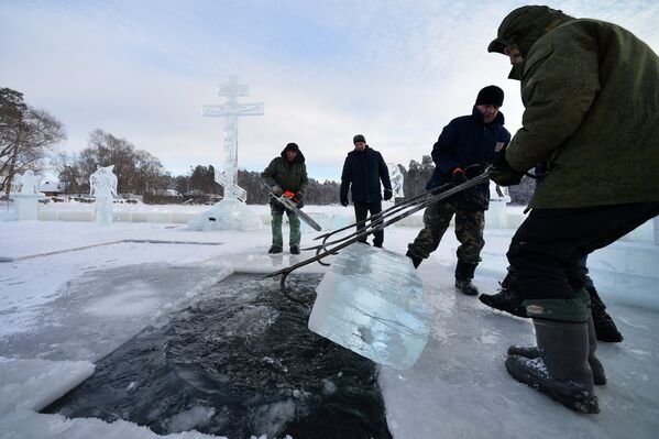 Подготовка купальни ледяного городка на льду Раифского озера в окрестностях Раифского Богородицкого монастыря в Зеленодольском районе