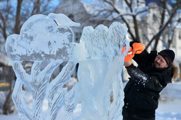 Изготовление ледяной скульптуры на льду Раифского озера в окрестностях Раифского Богородицкого монастыря в Зеленодольском районе