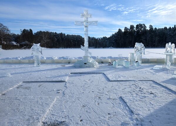 Ледяной городок на льду Раифского озера в окрестностях Раифского Богородицкого монастыря в Зеленодольском районе