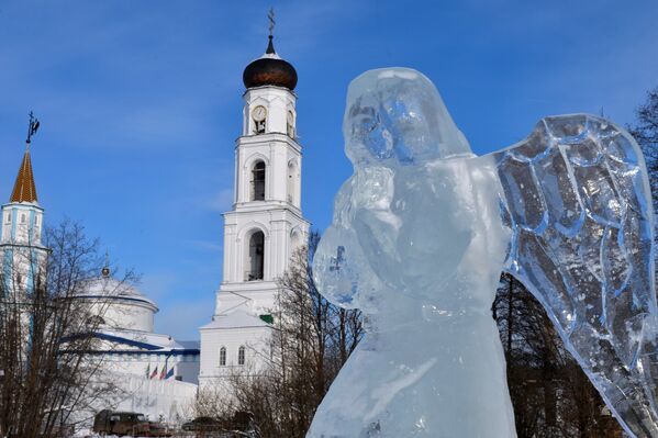Ледяная скульптура на льду Раифского озера в окрестностях Раифского Богородицкого монастыря в Зеленодольском районе