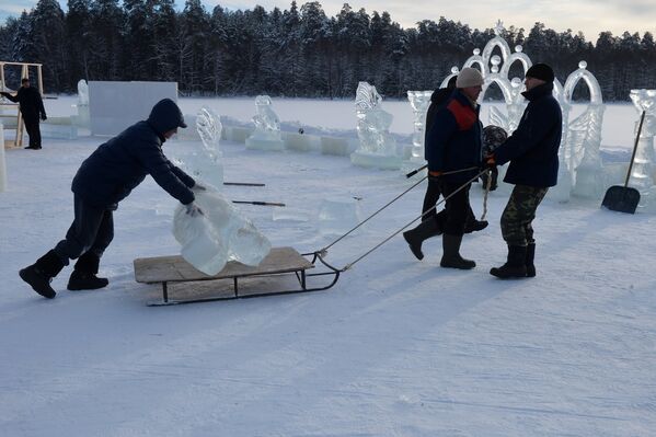Строительство ледяного городка на льду Раифского озера в окрестностях Раифского Богородицкого монастыря в Зеленодольском районе