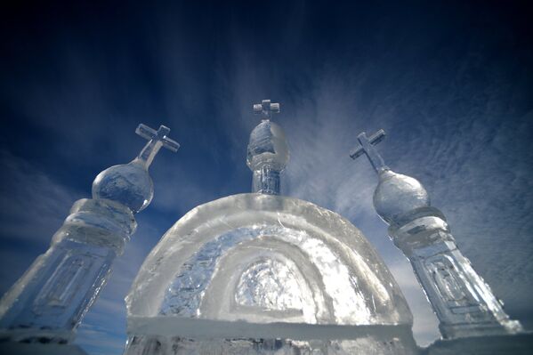 Ледяная скульптура на льду Раифского озера в окрестностях Раифского Богородицкого монастыря в Зеленодольском районе