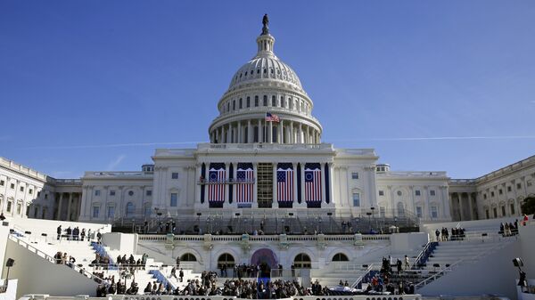 Здание Конгресса США на Капитолийском холме в Вашингтоне во время подготовки к инаугурации Дональда Трампа