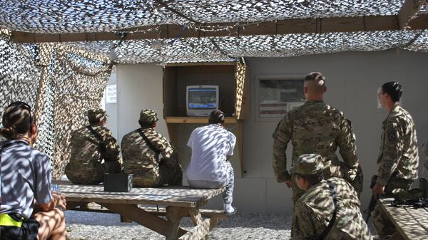 Американские солдаты слушают известие о смерти Усама бен Ладена в Афганистане. Архивное фото
