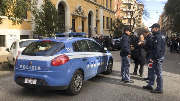 Итальянские полицейские у здания школы после эвакуации в связи с землетрясением в Риме