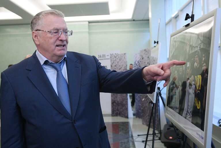 Лидер ЛДПР Владимир Жириновский на открытии выставки Cирия. Фотохроники войны в Государственной Думе РФ