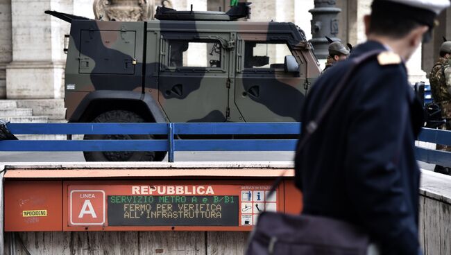 Итальянские военные у станции метро в Риме во время землетрясения. 18 января 2017