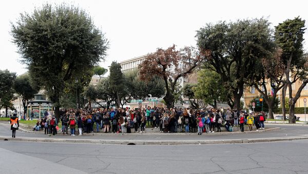 Эвакуированные студенты во время землетрясения в Риме