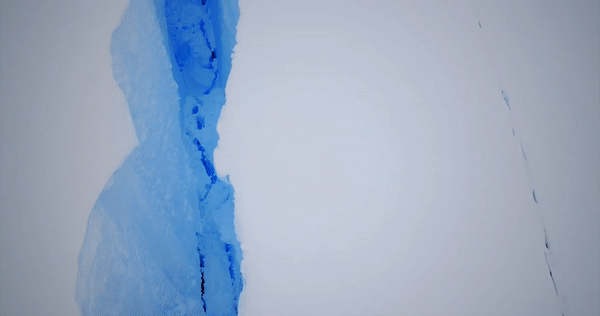 Беспилотник снял на видео гигантскую трещину во льду Антарктиды
