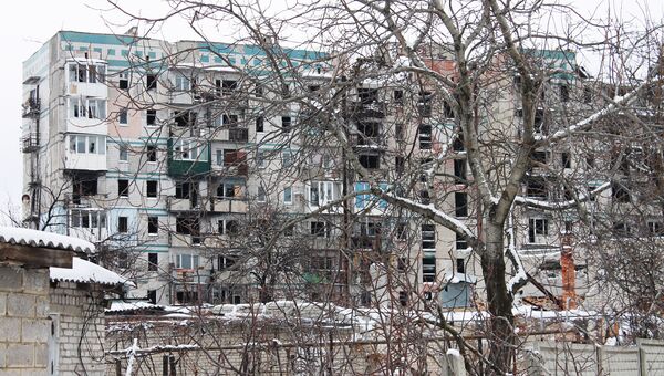 Разрушенный многоквартирный жилой дом в Донецке