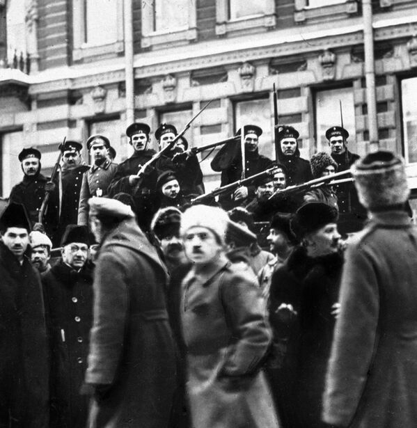 Матросы с крейсера Аврора присоединяются к восставшему народу во время Февральской революции. Петроград, 1917 год