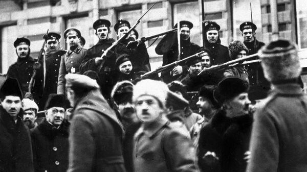 Матросы с крейсера Аврора присоединяются к восставшему народу во время Февральской революции. Петроград, 1917 год