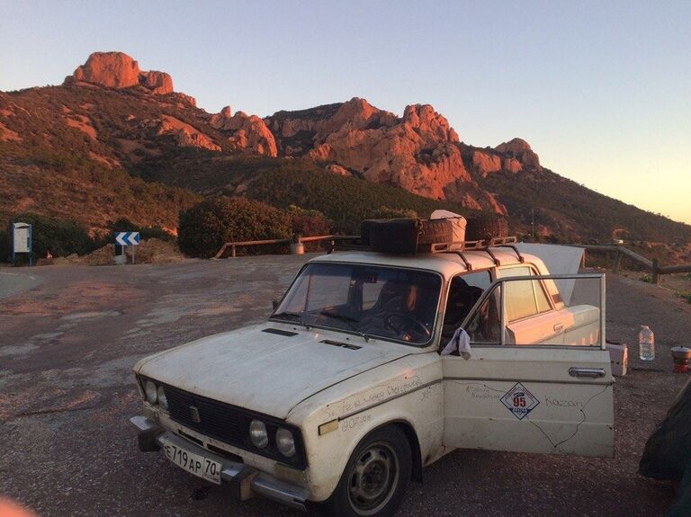 Четверо россиян на ржавой шестерке проехали 12 стран Европы и Африки Четверо россиян на ржавой шестерке проехали 12 стран Европы и Африки