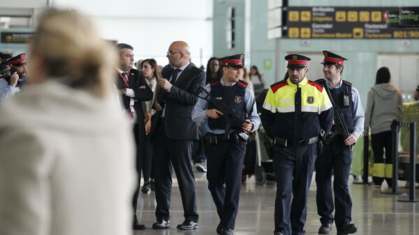 Сотрудники правоохранительных органов Испании в аэропорту Барселоны